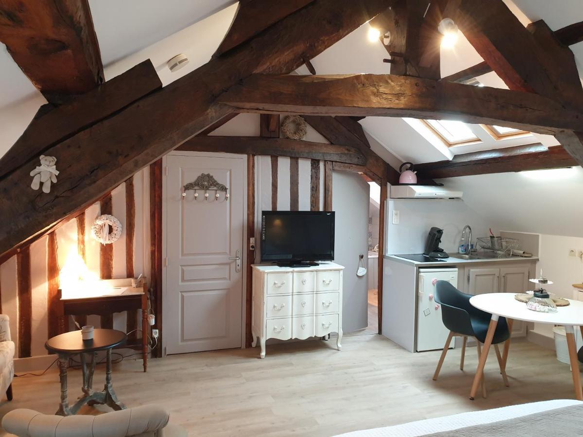 D'Anciennes "Chambres De Bonnes" Honfleur Exterior photo